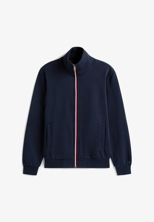 Marineblaues Sportjackett mit hohem Kragen, durchgehendem Reißverschluss, roten und weißen Streifendetails entlang des Reißverschlusses und Seitentaschen. Weiches Material.