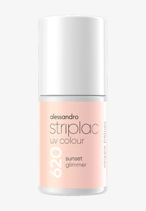 Flacon de vernis à ongles étiqueté "alessandro striplac uv colour 620 sunset glimmer" avec un bouchon blanc et une teinte pêche clair.