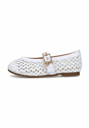 Scarpa piatta bianca da bambina con motivo intrecciato, punta tonda e cinturino regolabile con fibbia dorata e dettaglio fiocco.