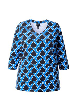 Camiseta de cuello en V hecha de una tela suave, con un patrón geométrico azul sobre un fondo negro y mangas de 3/4 de longitud.