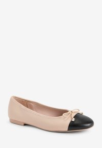 Nudeno leather ballet flat, jossa on pyöristetty musta nahkakärki, jonka edessä on pieni rusetti ja litteä pohja.