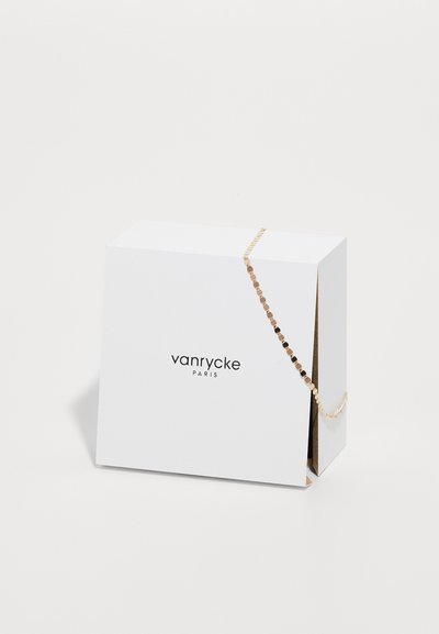 Cutie de cadou albă cu accent de lanț aurit, având textul "vanrycke PARIS" imprimat pe față. Design simplu, rectangular.