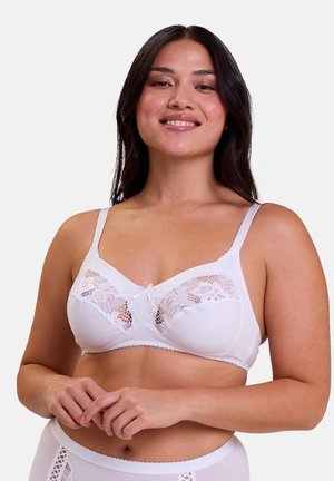 Soutien-gorge blanc avec des détails en dentelle sur les bonnets et un petit nœud au centre. Les bretelles sont fines et le tissu semble lisse et extensible.