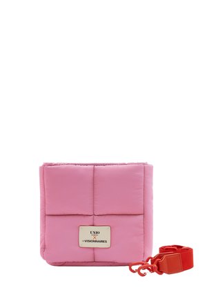 Rosa gesteppte quadratische Handtasche mit beiger Etikette und abnehmbarem roten Riemen mit Haken auf weißem Hintergrund.