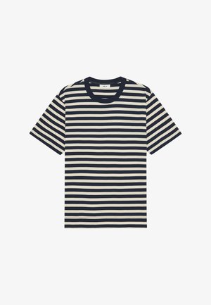 T-shirt a maniche corte con scollo tondo, a righe orizzontali blu navy e bianche, distesa su uno sfondo bianco.