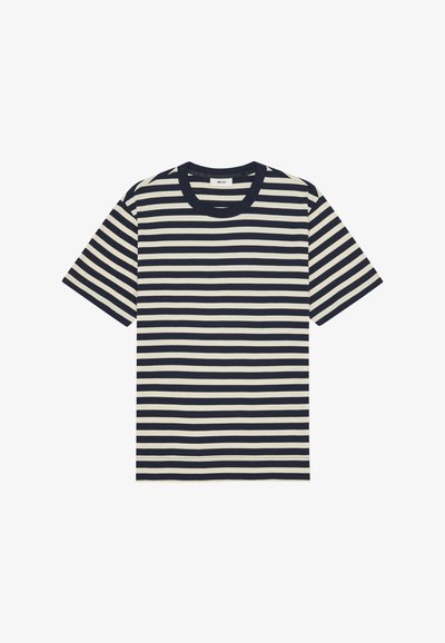 T-shirt a maniche corte con scollo tondo, a righe orizzontali blu navy e bianche, distesa su uno sfondo bianco.