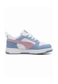 Sneaker blu e bianco con accenti rosa. Presenta pelle liscia, punta perforata e suola in gomma. Include un design con lacci e linguetta.