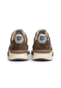 Bruna och marinblå mockasneakers med en texturerad yta, vadderade kragar och vita sula. Har en logotyp på hälen och en hållbar gummiyttersula.