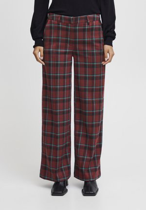 Wijde broek in warme bordeauxrood met een groot ruitpatroon, featuring blauwe accenten. Gemaakt van zachte stof met een gladde textuur.