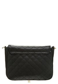 Svart kviltad handväska med en strukturerad yta, vikbar lucka och silverdetaljer. Kompakt rektangulär form som passar för avslappnat bruk.