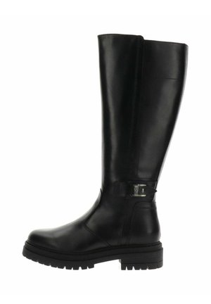 Botte haute en cuir noir avec une semelle épaisse et un talon bas, présentant une bride décorative et une boucle en métal près de la cheville.