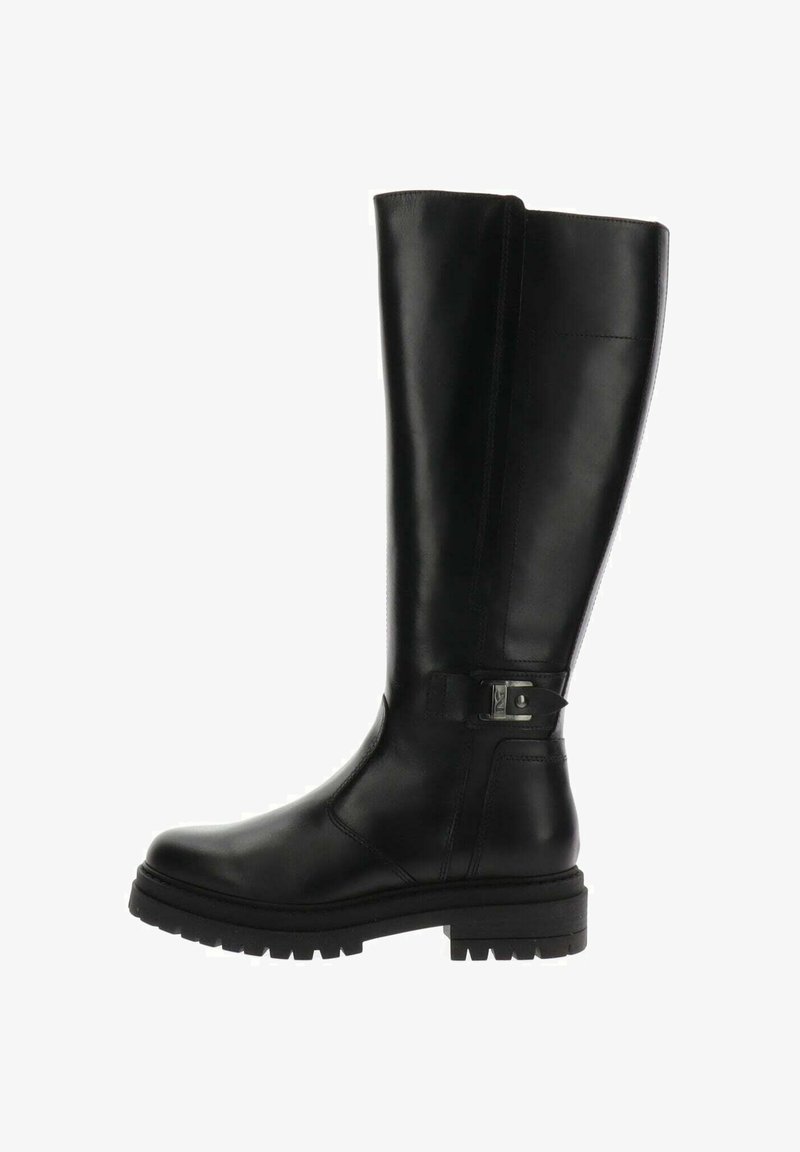 Botte haute en cuir noir avec une semelle épaisse et un talon bas, présentant une bride décorative et une boucle en métal près de la cheville.