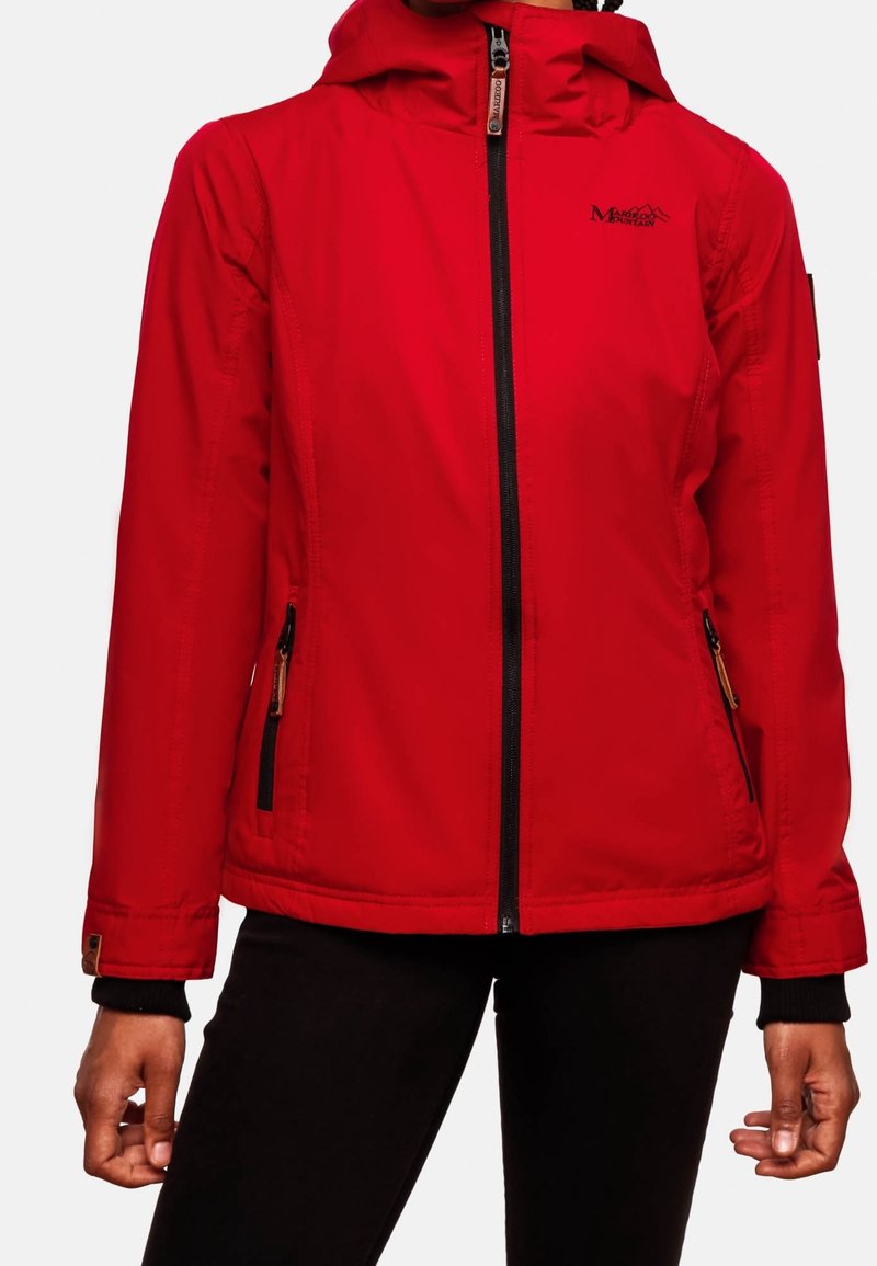 Veste imperméable rouge avec capuche, poignets élastiques et deux poches latérales zippées. Présente une fermeture éclair noire et un logo sur le haut du côté gauche.