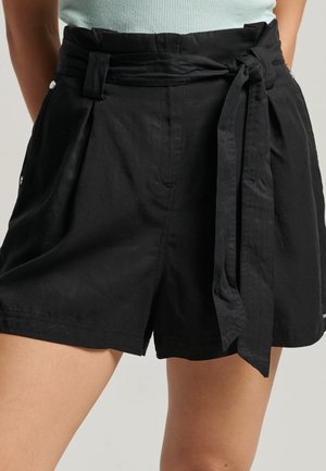 Shorts noirs en tissu léger, dotés d'une taille haute, d'un lien de ceinture, d'un devant plissé et de poches latérales.
