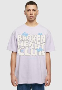 2Y Studios BROKEN HEART  TEE - T-shirts med print - lilac