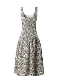 Vestido midi sin mangas con cuerpo fruncido y falda fruncida, con estampados florales verdes y marrones sobre un fondo blanco.