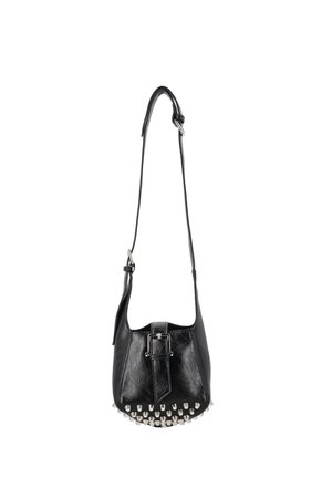 Geantă de umăr din piele neagră, cu curea reglabilă, închidere cu cataramă și țepi metalici argintii care decorează marginea inferioară.