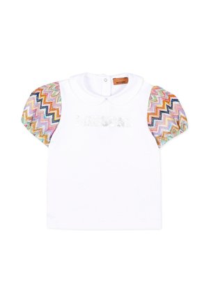 Chemisier blanc pour tout-petit avec des manches bouffantes à motif zigzag coloré et un petit col claudine, avec le nom de la marque "Missoni" sur la poitrine.