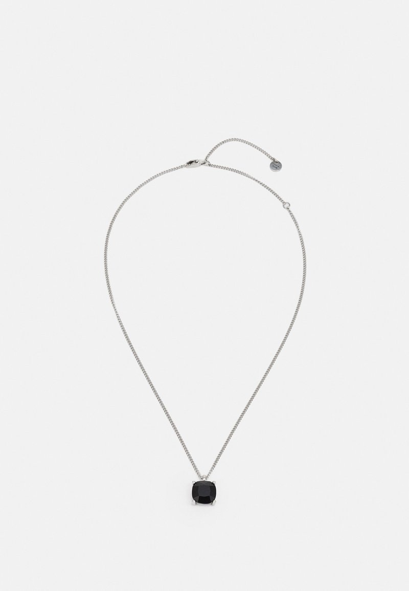 Collier chaîne en argent avec pendentif en pierre précieuse noire carrée et fermoir ajustable sur fond blanc.