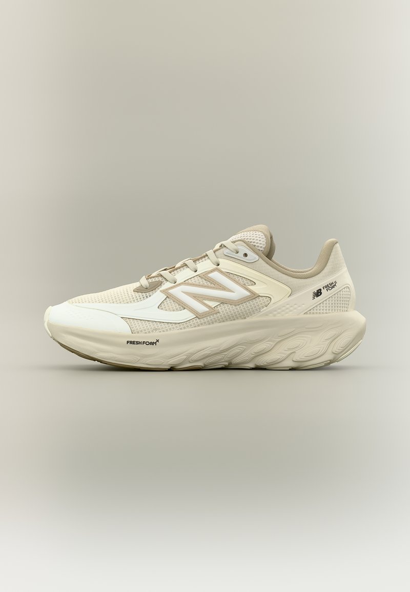 Chaussure de course New Balance beige clair avec tige en mesh, semelle intermédiaire Fresh Foam amortissante et logo "N" sur le côté, sur un fond neutre.