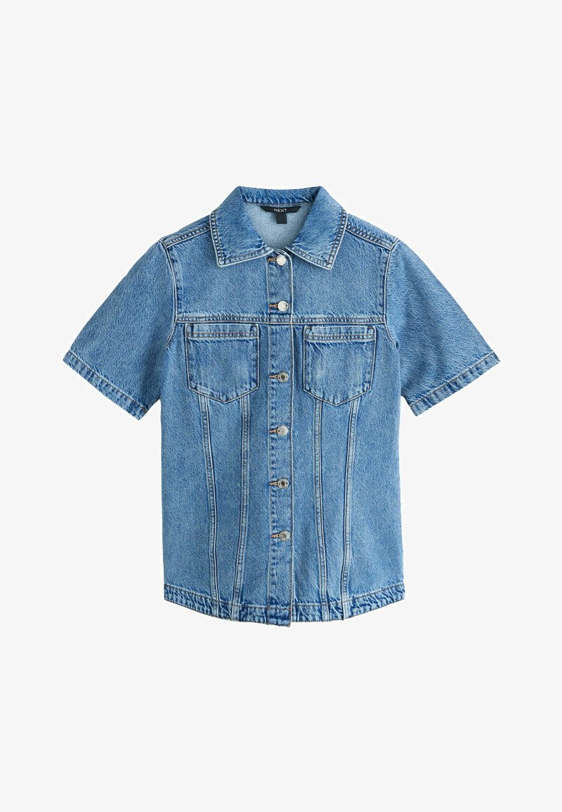 Chemise en denim bleu à manches courtes avec fermeture à boutons sur le devant et deux poches poitrine, dotée d'un col classique et de détails couturés.