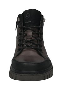 Braune Leder-Stiefeletten mit schwarzen Akzenten, ausgestattet mit Schnürsenkeln, einem seitlichen Reißverschluss, einer strukturierten Sohle und Stickdetails.
