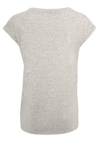 Světle šedé tričko s krátkým rukávem, kulatý výstřih, jemná textura, uvolněný střih, žádné viditelné vzory, jednoduchý design, lehká tkanina.