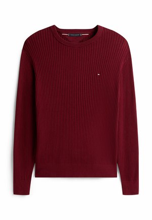 Roter gerippter Pullover mit Rundhalsausschnitt und langen Ärmeln, aus strukturiertem Stoff mit einem kleinen Markenemblem auf der linken Brust.