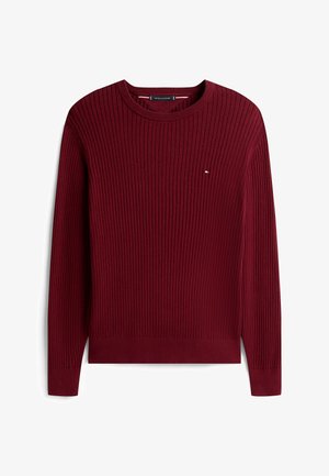 Roter gerippter Pullover mit Rundhalsausschnitt und langen Ärmeln, aus strukturiertem Stoff mit einem kleinen Markenemblem auf der linken Brust.