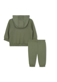 Olijfgroene hoodie en bijpassende broek, met elastische boorden en tailleband, plat gelegd tegen een witte achtergrond.