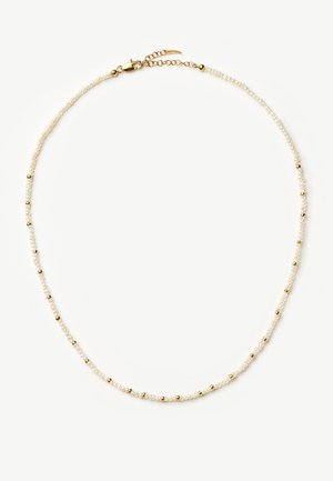 Jemný náhrdelník so zelenými bielymi perlami, prepletený drobnými zlatými korálkami a zlatým karabínovým zapínaním s nastaviteľným retiazkou.