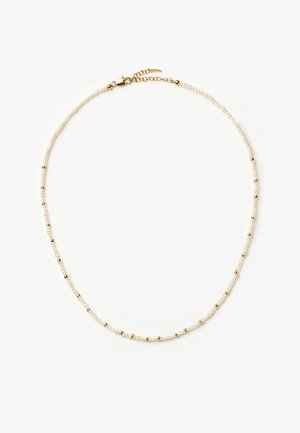 Collana delicata con piccole perle bianche intervallate da minuscoli sfere dorate e una chiusura a moschettone in oro con catena regolabile.