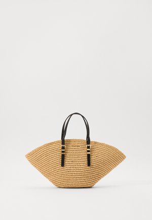 Torebka słomiana o unikalnym kształcie wachlarza, beżowej plecionej teksturze i czarnych skórzanych uchwytach z złotymi klamrami. Regulowany pasek dla większej wszechstronności.