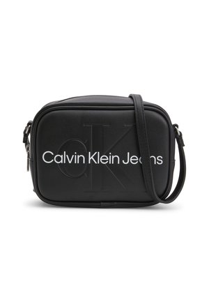 Bolso bandolera rectangular negro con correa ajustable, logo CK en relieve y texto blanco "Calvin Klein Jeans" en el frente.