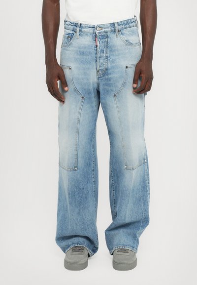 Lyseblå denim brede bukser med slidte områder, kontrastsyninger, frontlommer og en afslappet pasform ved kanten.