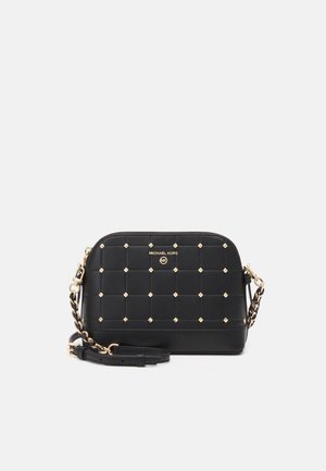 Svart Michael Kors axelväska med kviltade guldnitar, guldlogotyp och kedjedetalj med läder.