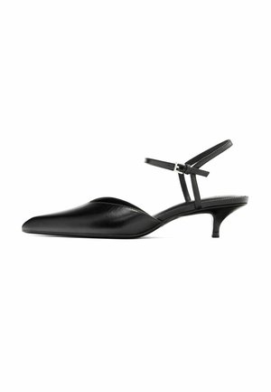 Czarny skórzany but na obcasie typu kitten heel z zakrzywionym noskiem, posiadający pasek na piętę i regulowany pasek wokół kostki zapinany na srebrną klamrę.