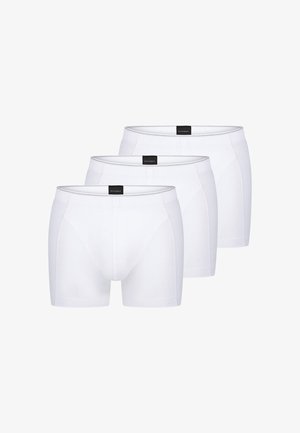 Mutande boxer bianche in cotone, confezione da tre. Presentano una cintura elastica con etichetta logo. Texture liscia e design aderente.