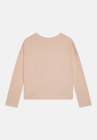 Lyse rosa langermet topp med rund hals og rett nederkant. Laget av myk stoff med en glatt tekstur, uten synlige mønstre.