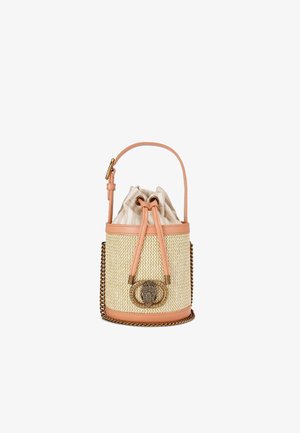 Borsa a secchiello rotonda con paglia intrecciata e dettagli in ecopelle pesca, chiusura con cordoncino e un elemento decorativo in metallo. Include una tracolla a catena.