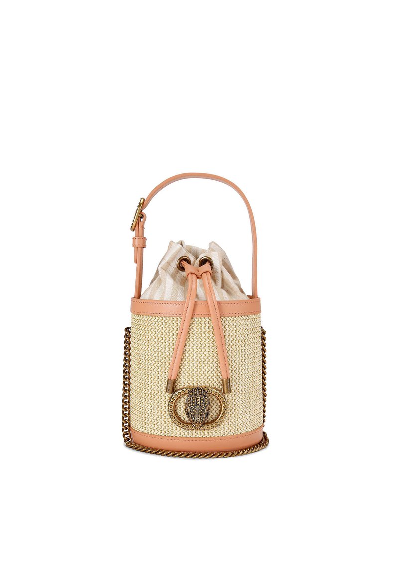 Borsa a secchiello rotonda con paglia intrecciata e dettagli in ecopelle pesca, chiusura con cordoncino e un elemento decorativo in metallo. Include una tracolla a catena.