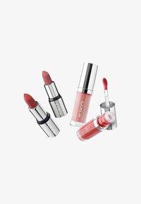 Trzy produkty do ust KIKO: dwa matowe pomadki w delikatnym różu i mauve oraz błyszcząca płynna pomadka w różowym odcieniu z srebrnymi akcentami i aplikatorem.