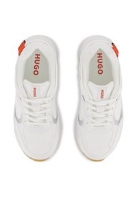 Λευκά αθλητικά παπούτσια με υφασμάτινο επάνω μέρος με υφή, ασημένιες λεπτομέρειες και κόκκινη επιγραφή "HUGO" στη γλώσσα και τη φτέρνα. Εξωτερική σόλα από καουτσούκ gum.