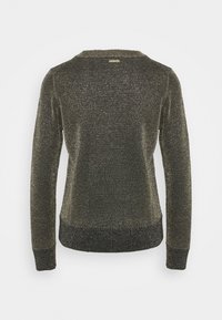 Pull à manches longues en tricot métallique gris foncé avec poignets et ourlet côtelés, vu de dos.
