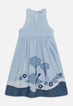 Robe en coton bleu clair avec une jupe évasée, ornée d'arbres brodés, de fleurs et d'un motif de guitare au bas. Fermeture dos en forme de clé.