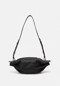 Črna usnjena torbica za čez ramo z ukrivljeno, polno obliko, nastavljivim trakom in zgornjim zadrgo. Mehka tekstura z minimalističnimi oblikovnimi elementi.