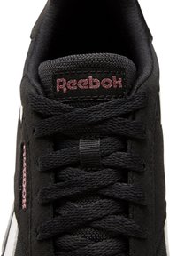 Schwarzer Reebok Sneaker mit einem Obermaterial aus Wildleder, runder Zehenpartie, dicken Schnürsenkeln und einer textilen Zunge mit gesticktem Logo in Pink.