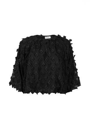 Zwarte, doorschijnende blouse met een textuur van een bloemenpatroon, ronde hals en korte mouwen. Bevat gelaagde, driedimensionale bloemaccenten verspreid over de blouse.