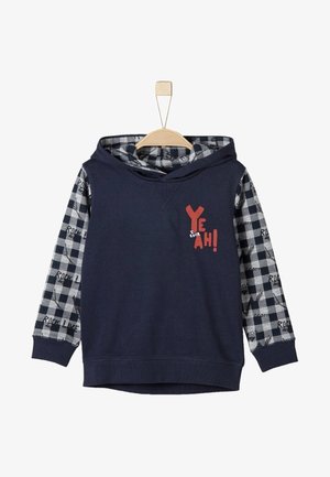 Marineblå hættetrøje med ternede sort-hvide ærmer og hættekant, med rød "YEAH!" tekst på venstre bryst.