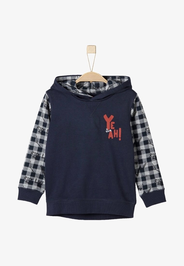 Sweat à capuche bleu marine avec manches à carreaux noir et blanc et doublure de capuche, arborant le texte rouge « YEAH ! » sur le devant, côté gauche de la poitrine.